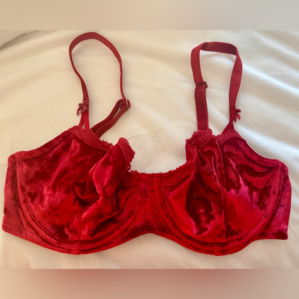 Victoria's Secret Vibrant Red Velvet Dream Angels Push-Up Without Padding Bra